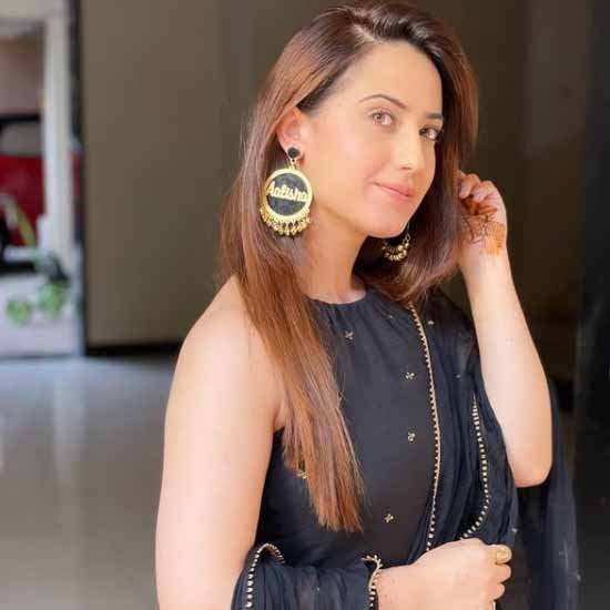 Aalisha Panwar Bio, Parents, Affairs, Husband Name, Age & Income - info Knocks